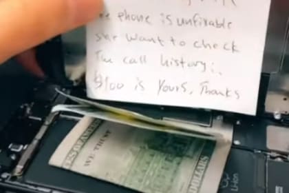 Un técnico de celulares abrió un equipo y encontró la nota de un hombre desesperado, que le propuso darle 100 dólares a cambio de que mienta. conflictuado, el hombre pidió consejos a sus seguidores