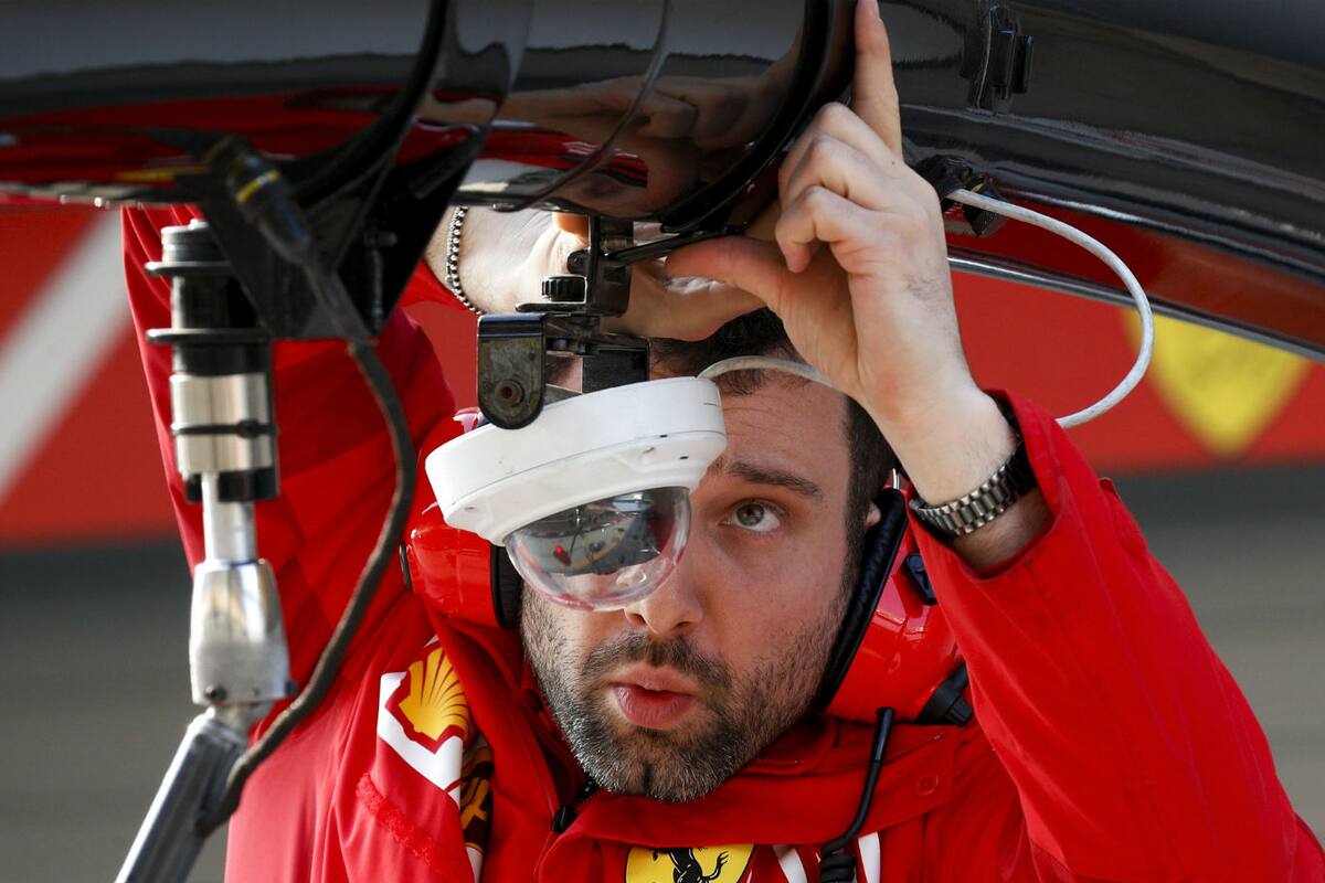 Un técnico de Ferrari instala una cámara en los boxes de su equipo antes del Gran Premio de Fórmula Uno de China en el Circuito Internacional de Shanghai
