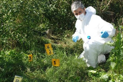 Un técnico de la Superintendencia de Policía Científica marca los luagres donde se hallaron gotas de sangre de la víctima