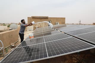 Apagones por la guerra en Sudán impulsan energía solar, pero el costo excluye a muchos
