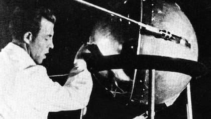 Un técnico soviético con el Sputnik 1
