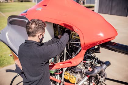 Un técnico trabaja en la fábrica de helicópteros Cicaré