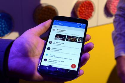 Un teléfono con Android en su versión Lollipop. Google evalúa la función de desbloqueo de pantalla por voz en un grupo reducido de usuarios