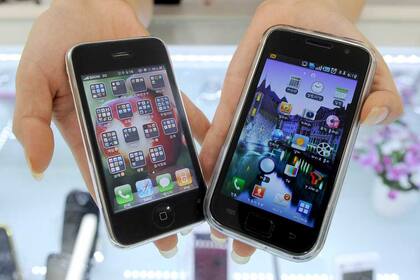 Un teléfono de Samsung y Apple, dos gigantes enfrentados por una guerra de patentes, una tendencia afecta a la industria tecnológicas con insólitas y lucrativas demandas