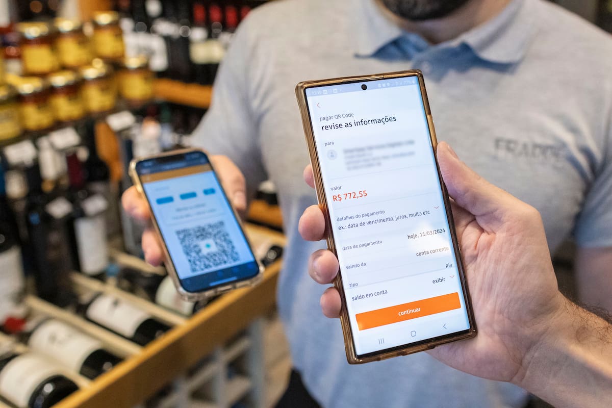 Un teléfono lee un código QR de PIX para hacer un pago en Brasil