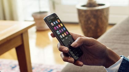 Un teléfono Nokia 230 con el navegador Opera, especializado en reducir el consumo de datos en teléfonos básicos