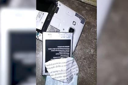 Un teléfono usado para realizar estafas telefónicas desde la cárcel de Bouwer, en Córdoba