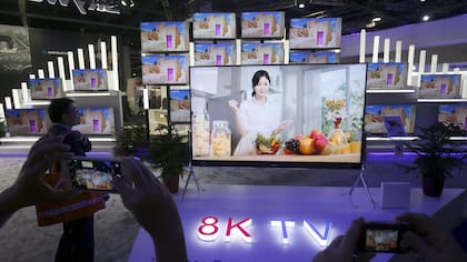 Un televisor de definición 8K; por ahora son todas pantallas de gran tamaño; aquí, un modelo de 98 pulgadas de Skyworth