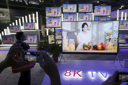Un televisor de definición 8K; por ahora son todas pantallas de gran tamaño; aquí, un modelo de 98 pulgadas de Skyworth