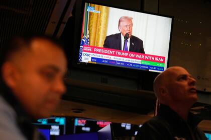 Un televisor muestra un discurso del presidente Donald Trump