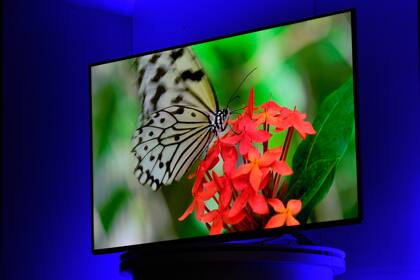 Un televisor Panasonic 65 Class Life+Screen AX800, presentado en la CES; los próximos modelos de la compañía usarán Firefox OS