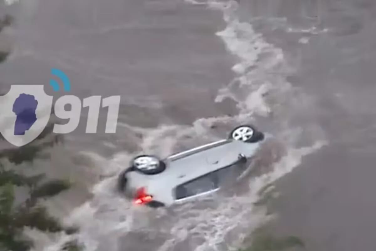 Un temporal arrastró un auto en Córdoba.
