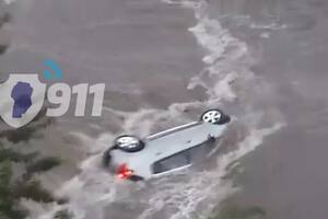 Un temporal arrastró un auto en Córdoba.