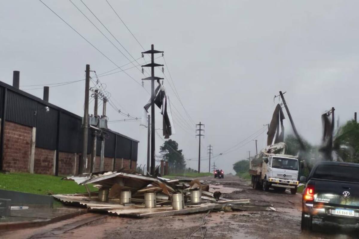 Un temporal de vientos de hasta 150 kilómetros por horas destrozaron galpones en Alem, Misiones