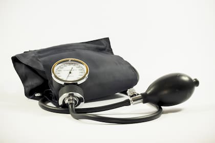 Un tensiómetro aneroide convencional; los cardiólogos hoy recomiendan usar uno digital, más confiable y fácil de usar