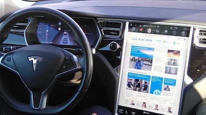 Un Tesla, el auto eléctrico y autónomo