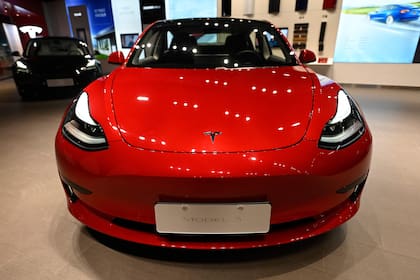 Un Tesla Model 3 exhibido en un shopping