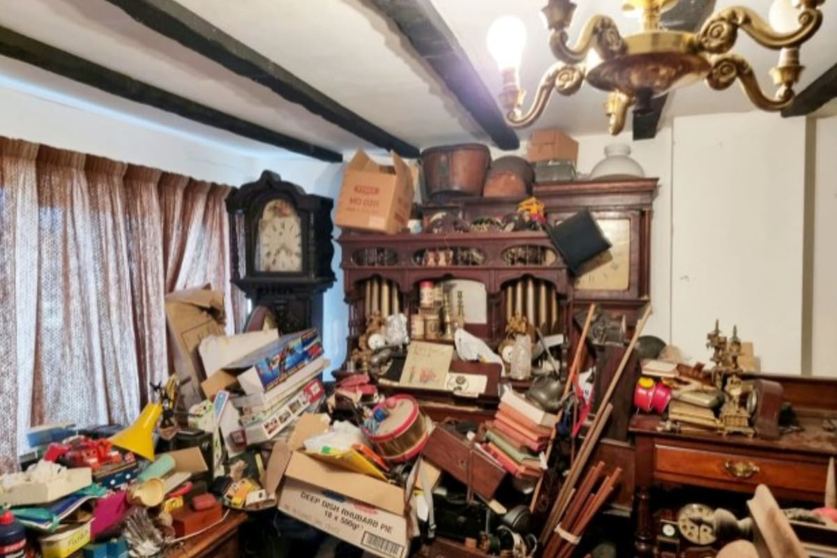 Un tesoro de antigüedades fue encontrado escondido entre una montaña de basura en la casa de una persona acumuladora