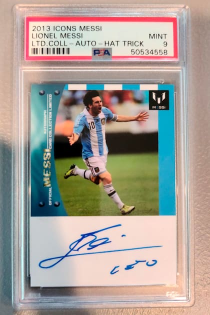 Un tesoro para Damián Olivera Bergallo: una figurita autografiada de su futbolista predilecto, Lionel Messi, por cuyos "cromos" hizo gestiones internacionales.