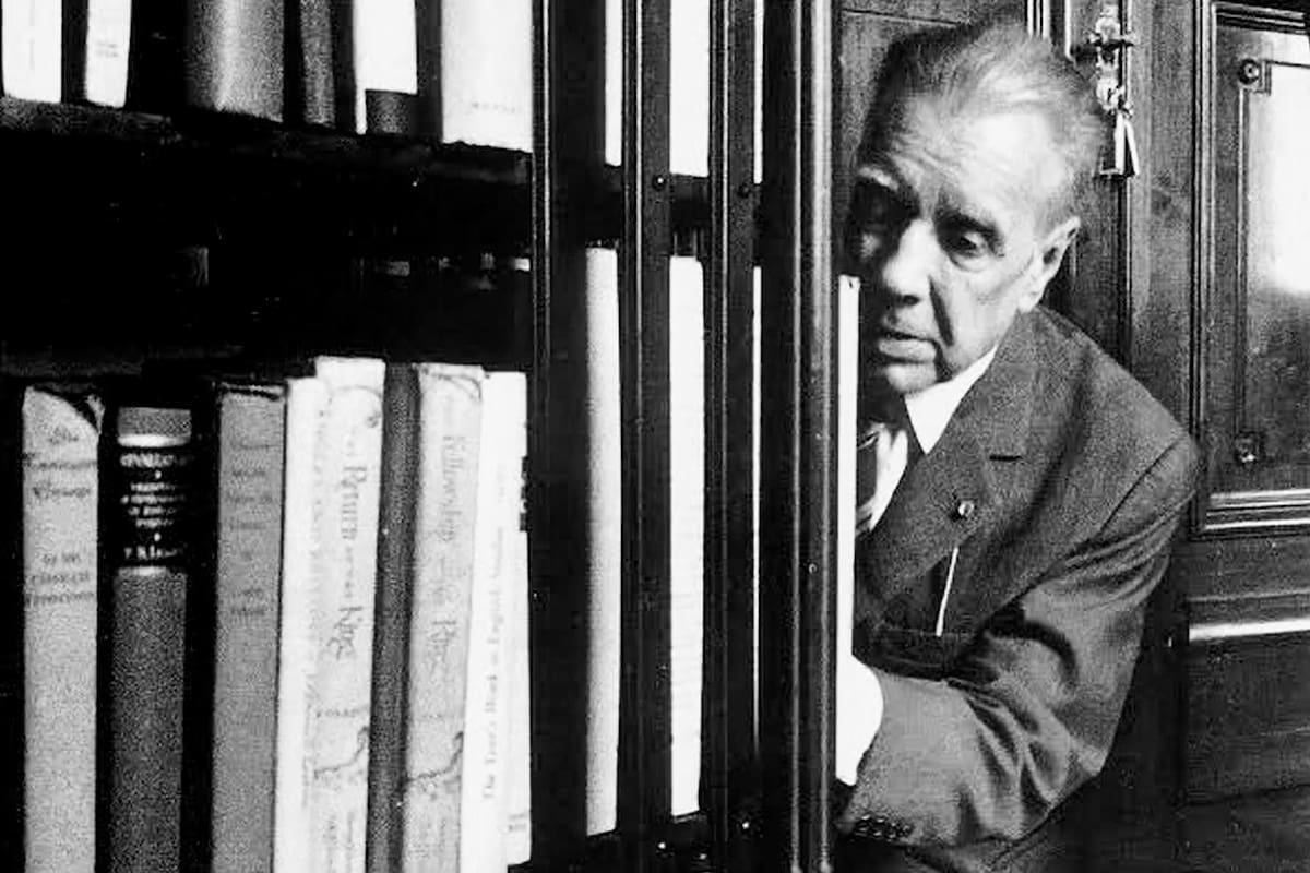 Un texto dictado por Borges en 1985, poco antes de morir, sale hoy por primera vez a la luz, en LA NACION. Se trata de un papel encontrado recientemente por María Kodama, en el que el escritor cuenta, con vaga culpa, el fusilamiento de un desertor por orden de su abuelo, el coronel Francisco Borges