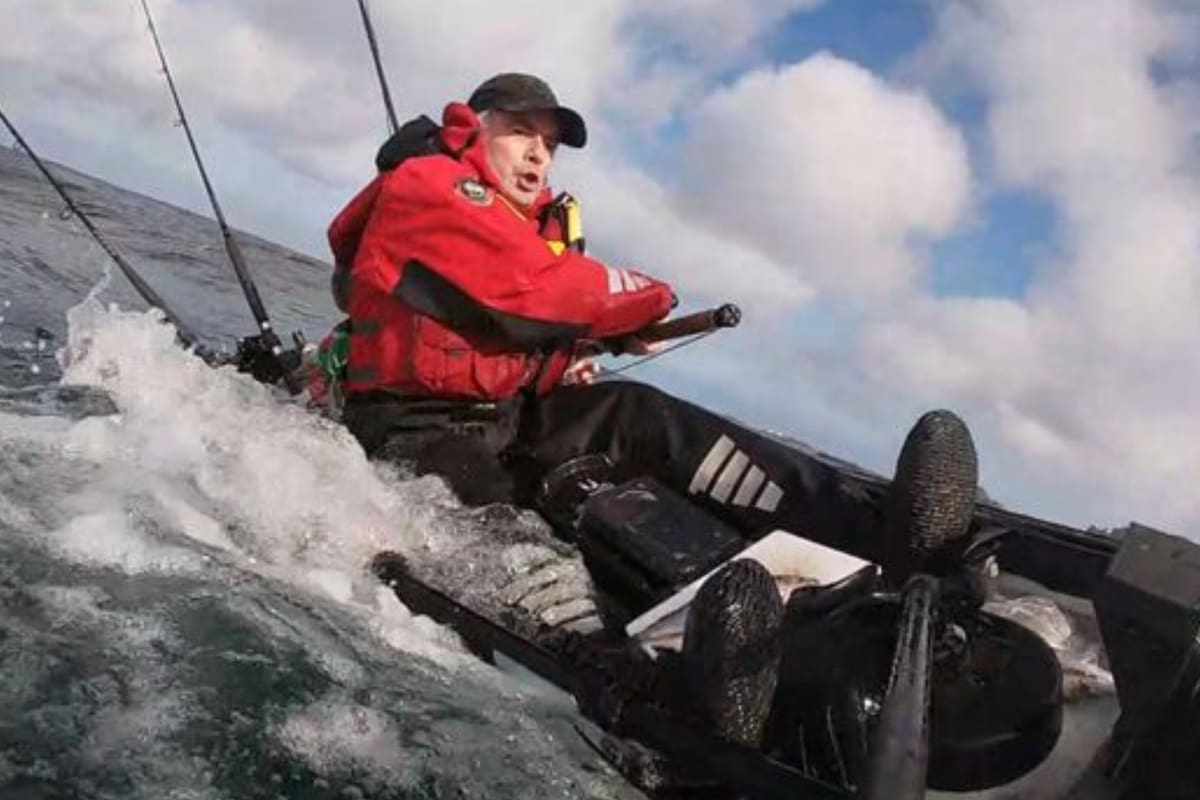 Un tiburón dio vuelta el kayak de un pescador y lo arrastró bajo el agua