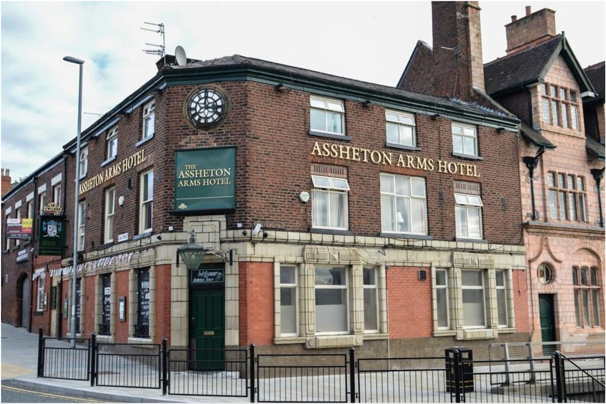 Un tiktoker mostró cómo es el hotel con "peor reseña" de Inglaterra y causó un debate en las redes