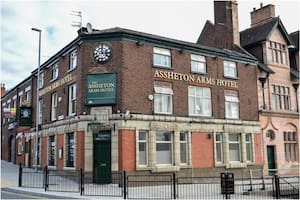 Un tiktoker mostró cómo es el hotel con "peor reseña" de Inglaterra y causó un debate en las redes