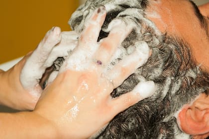 Un tiktoker reveló cómo sustituyó el shampoo para lavarse el pelo