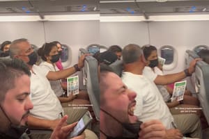 Un tiktoker sacó su ingenio para aligerar el mal humor de los pasajeros por un vuelo retrasado