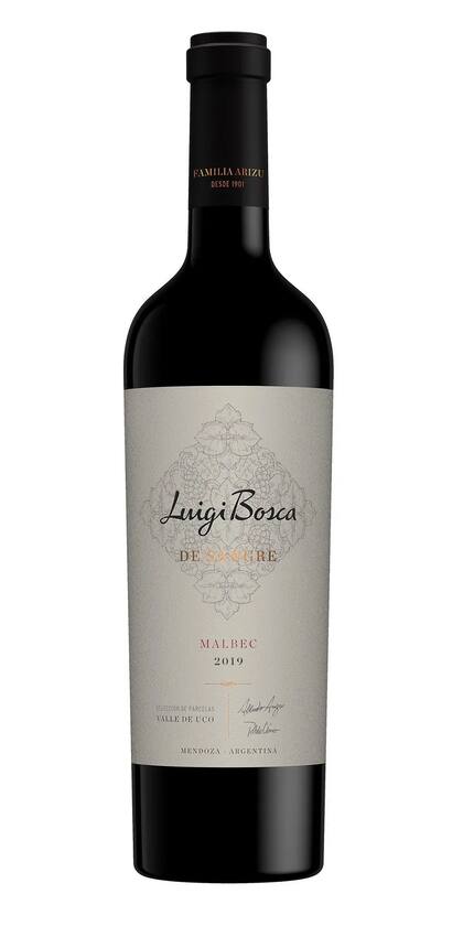 Un tinto brillante con reflejos oscuros.