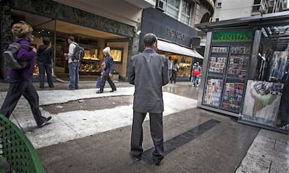 "Cambio, cambio", la exclamación de los arbolitos se escucha con claridad estos días en la calle Florida