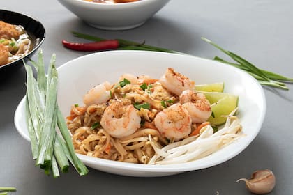 Un típico pad thai, de fideos de arroz con vegetales y langostinos salteados creado por el Proyecto Random