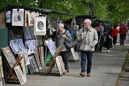 Un típico paseo: tres kilómetros de libros antiguos, estampillas y revistas se ofrecen  en ambas orillas del Sena: a la derecha, desde el Pont Marie al muelle del Louvre; a la izquierda, desde el muelle de la Tournelle al de Voltaire