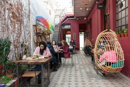 Un típico PH con patio profundo se transformó en vinería, bar y restaurante