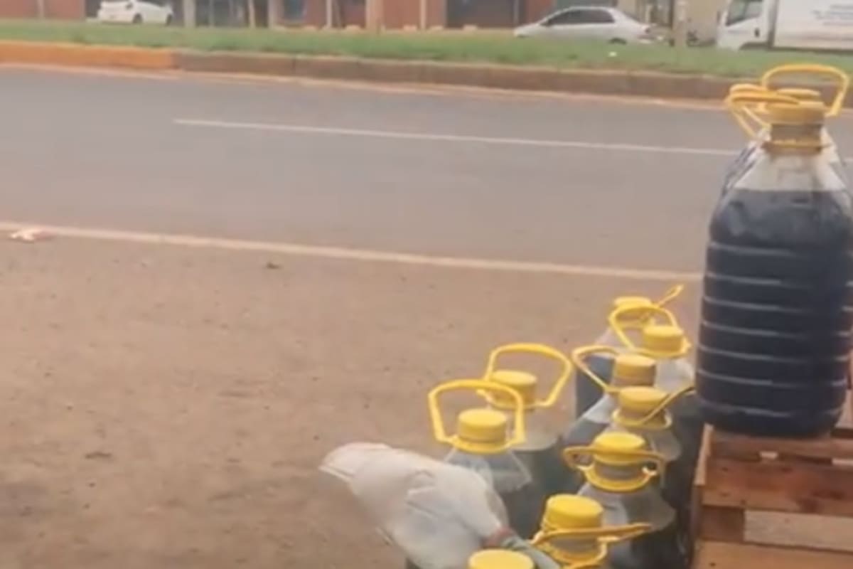 Un típico puesto de venta de nafta argentina en Encarnación. La actividad, al principio, era clandestina. Hoy se hace a la vista de todos y a plena luz del día.