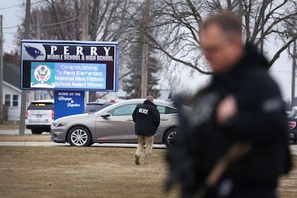 Un tirador irrumpió este jueves por la mañana en Perry Middle School and High School y provocó múltiples víctimas; fue abatido por la policía (Photo by SCOTT OLSON / GETTY IMAGES NORTH AMERICA / Getty Images via AFP)