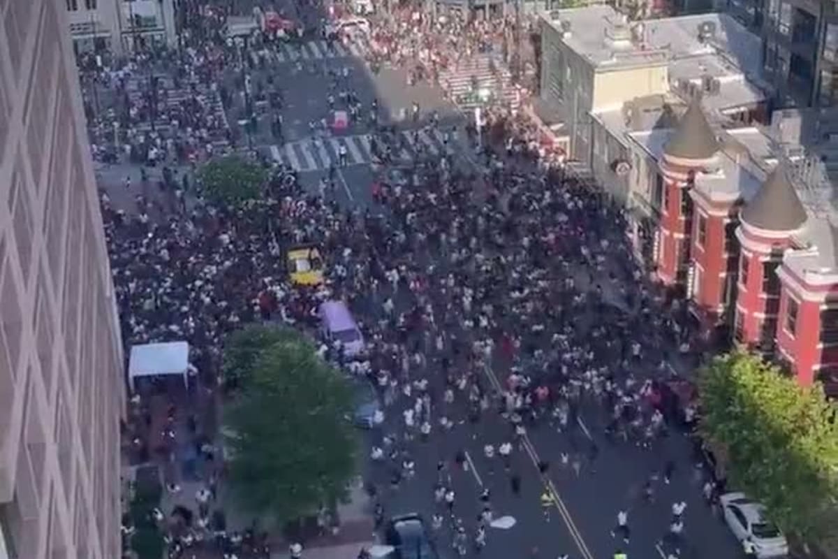 Un tiroteo en un evento festivo en Washington, Estados Unidos provocó la muerte de un adolescente, resultó en tres personas heridas y culminó con una feroz estampida