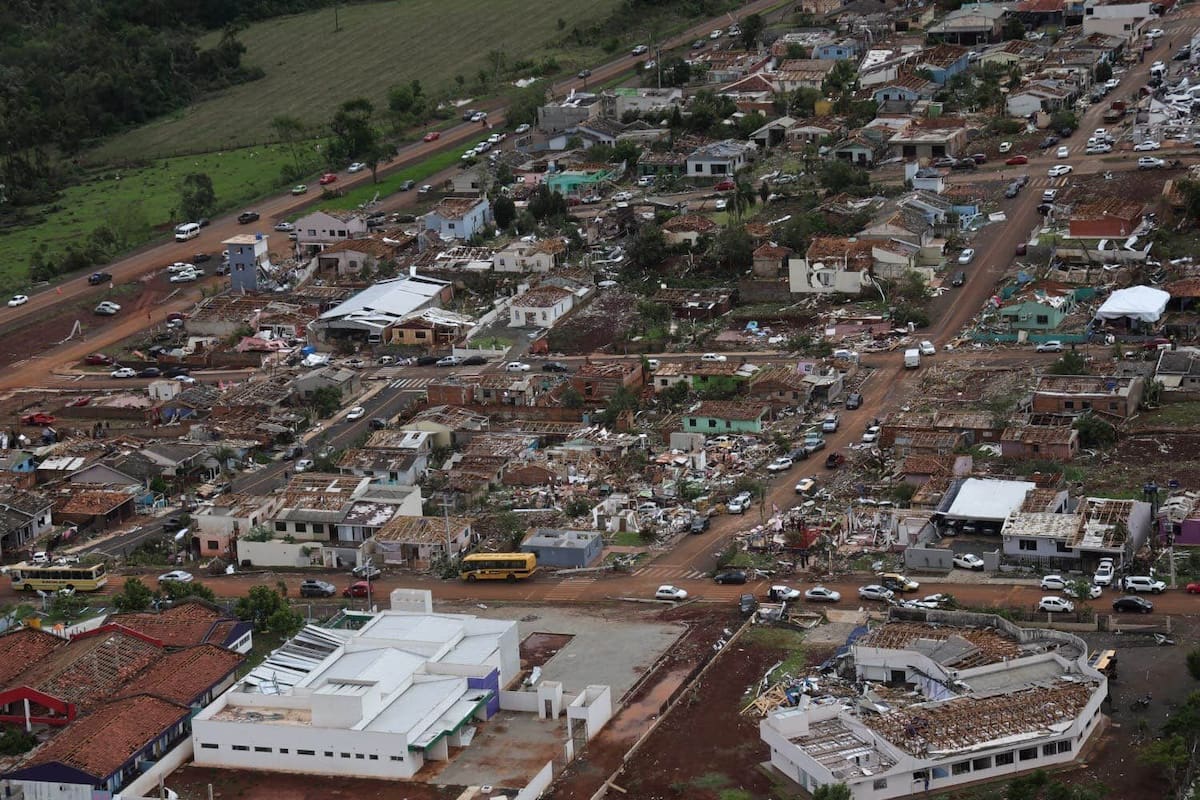 Un tornado arrasa con una urbanización en el estado de Paraná, en Brasil.