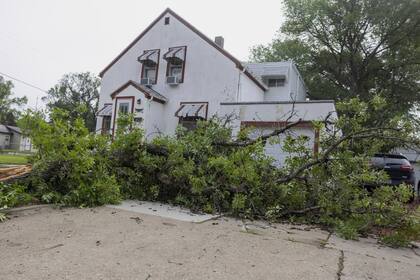 Un tornado arrasa un pueblo rural en Dakota del Norte y deja al menos tres muertos