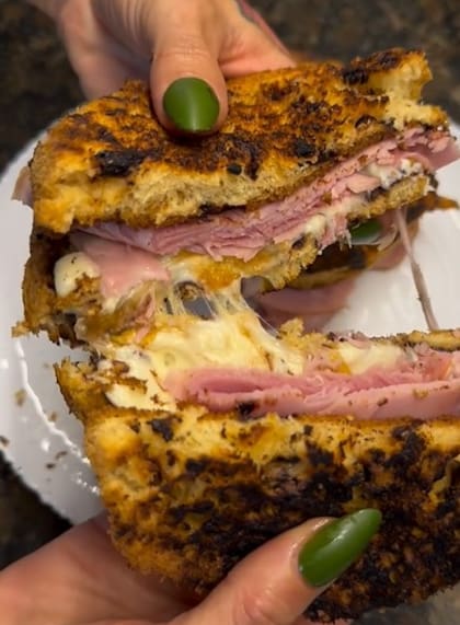 Un tostado con jamón y queso de cualquier tipo siempre funciona