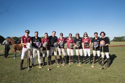 Un total de 16 equipos participaron de la Copa JNA. Y, además, su grupo de amigos del colegio Cardenal Newman, que jamás habían jugado al polo, se divirtieron pegándole a la bocha en el "Partido de las Estrellas".