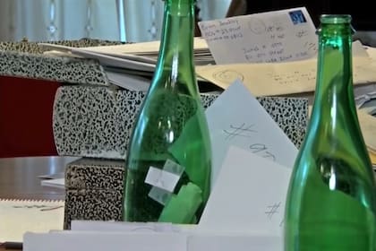 Un total de 65 personas respondieron los mensajes dejados por Jim dentro de las botellas verdes