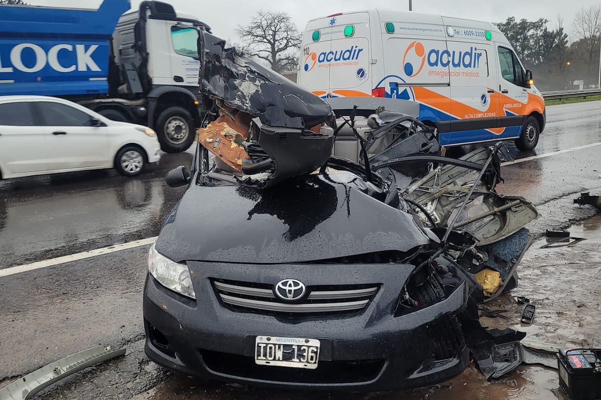 Un Toyota Corolla quedó completamente destruido tras el impacto contra el camión en la Panamericana