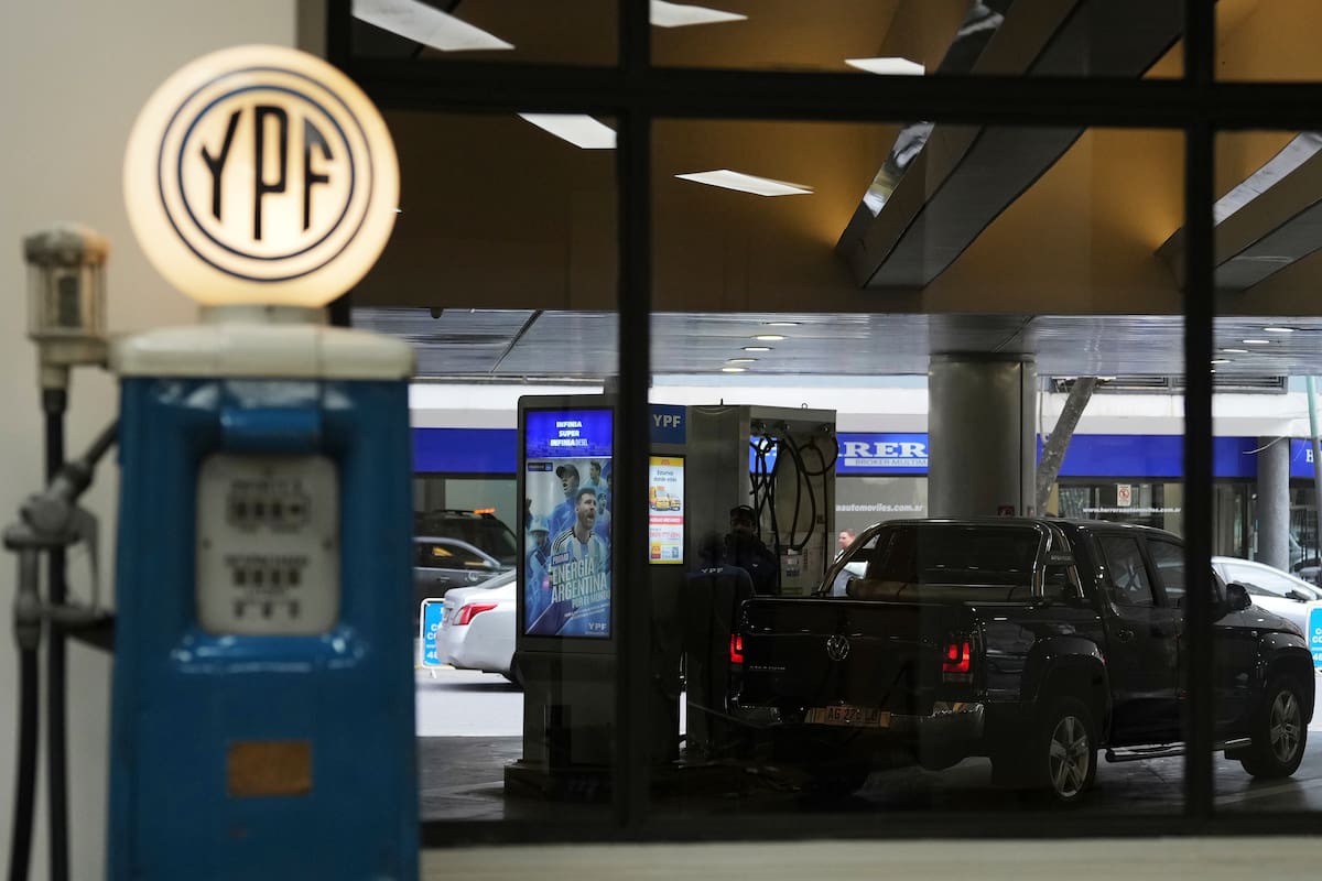 Un trabajador carga combustible en una camioneta en una estación de servicio de YPF en Buenos Aires, Argentina, el lunes 14 de julio de 2025. (AP Foto/Rodrigo Abd)
