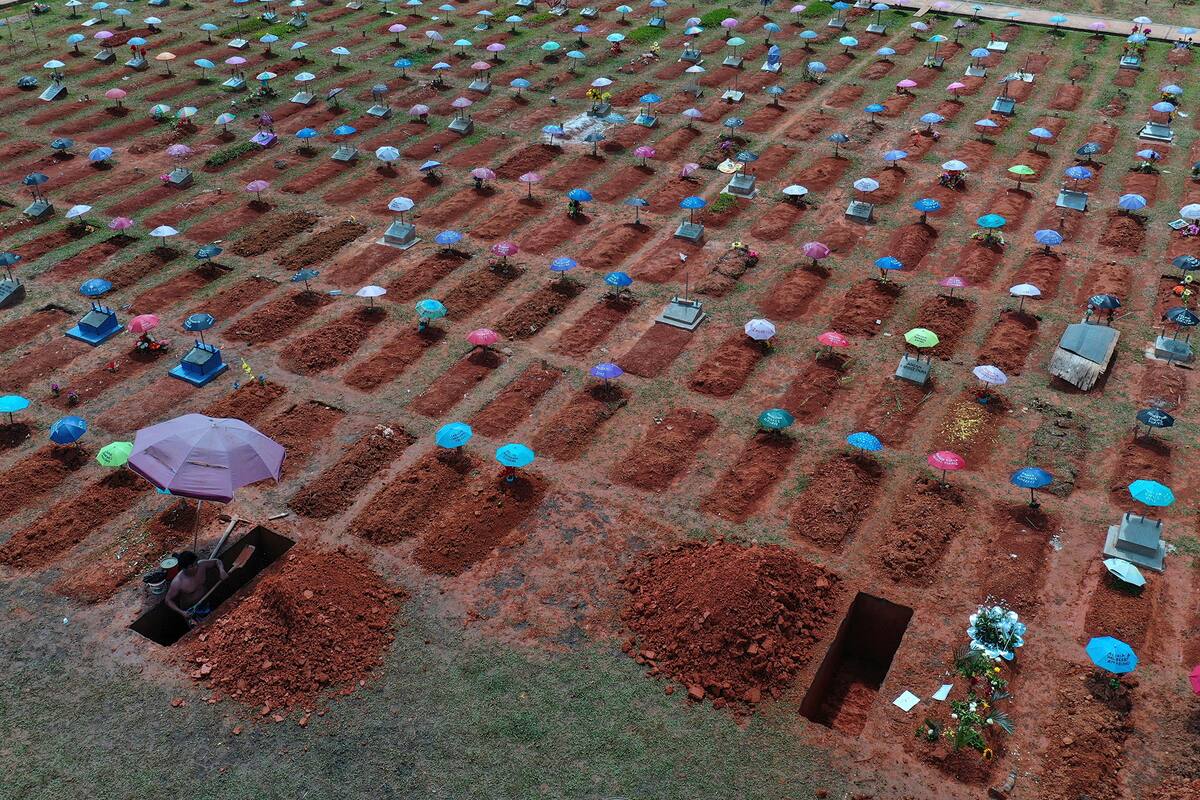 Un trabajador cava una tumba en el cementerio de San Juan Bautista en Iquitos, Perú, en medio del rebrote de la pandemia de coronavirus.
