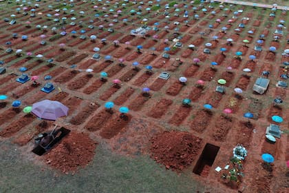 Un trabajador cava una tumba en el cementerio de San Juan Bautista en Iquitos, Perú, en medio de la nueva pandemia de coronavirus.