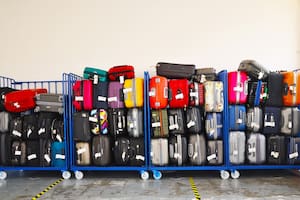 Un trabajador de aeropuerto mostró los secretos para cargar y descargar el equipaje en cada vuelo