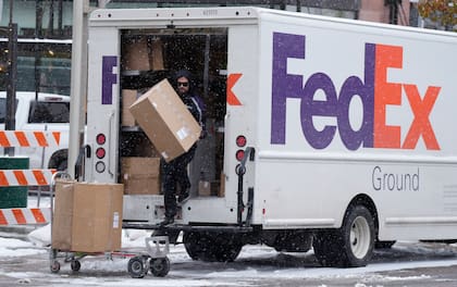 Un trabajador de FedEx entregando varios paquetes. (AP Foto/David Zalubowski, Archivo)