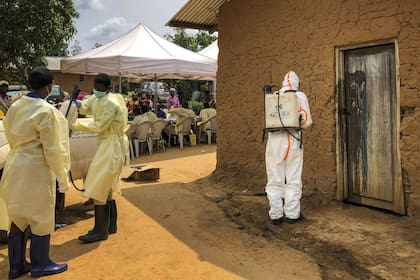 Un trabajador de la OMS desinfecta una casa en la que se registraron casos de ébola en Mabalako, en el este del Congo
