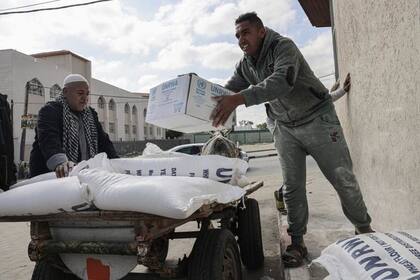 Un trabajador de la ONU descarga donaciones en Gaza